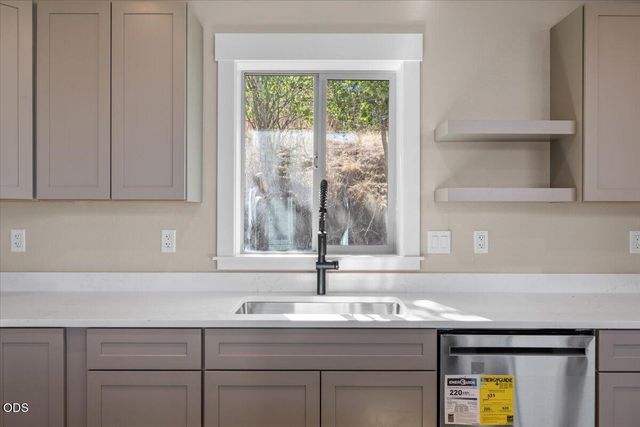 1656 N Foothill Road, Medford, OR 97504
