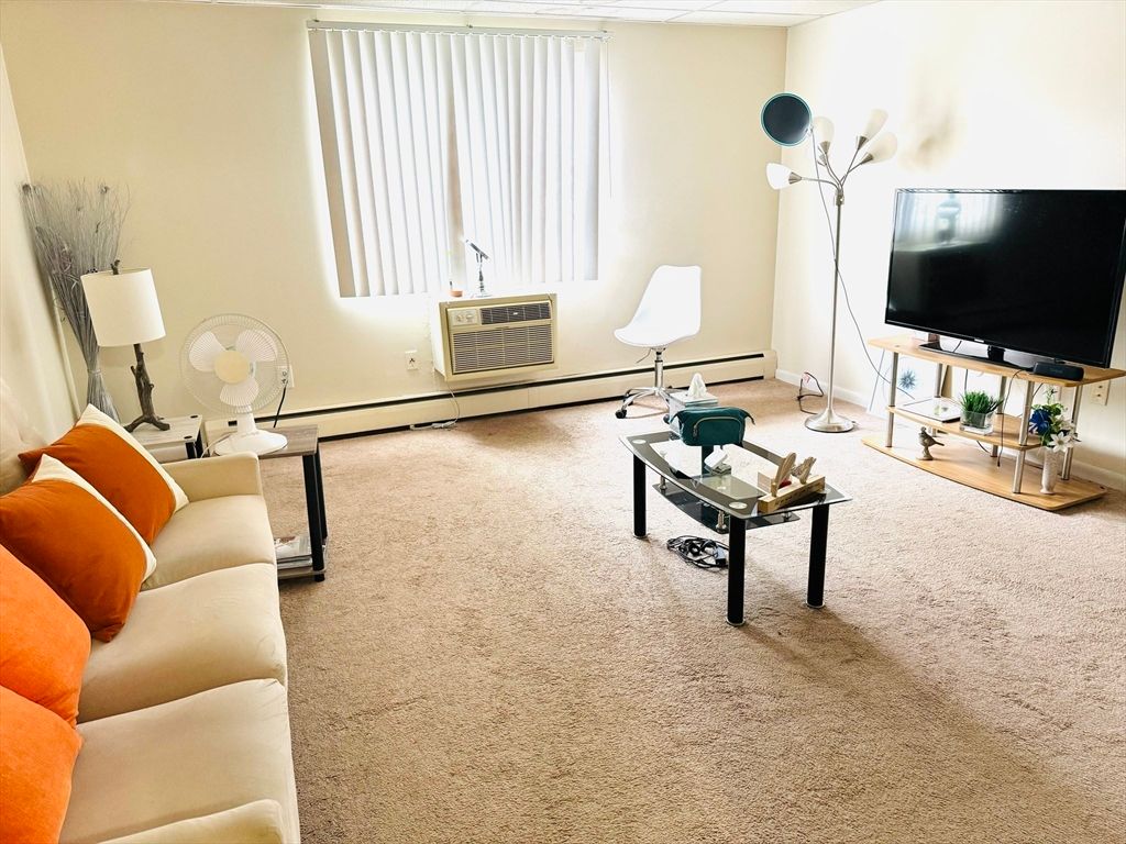 215 Chelmsford St 18, Chelmsford, MA 01824