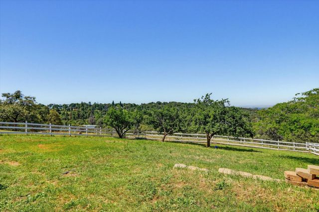8422 Memory Ln, Auburn, CA 95603