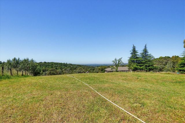 8422 Memory Ln, Auburn, CA 95603