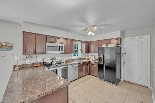 24 Sandra DR, Newport News, VA 23608