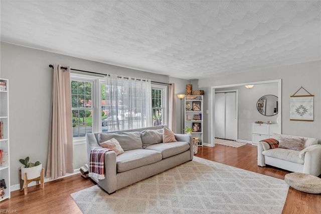 24 Sandra DR, Newport News, VA 23608