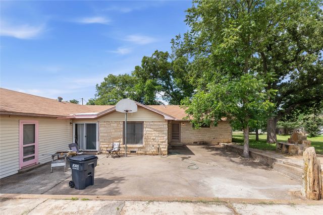 500 E Ham Avenue, De Leon, TX 76444