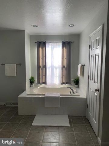 1238 KNOLL DR, York, PA 17408