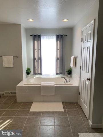 1238 KNOLL DR, York, PA 17408