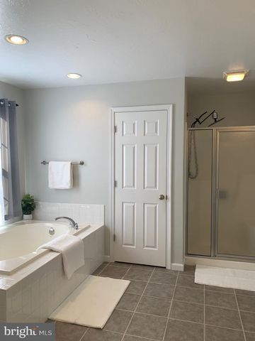 1238 KNOLL DR, York, PA 17408