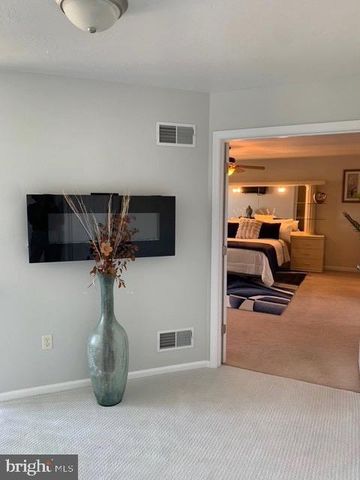 1238 KNOLL DR, York, PA 17408