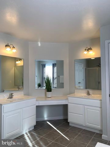 1238 KNOLL DR, York, PA 17408