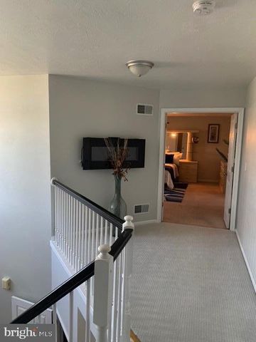 1238 KNOLL DR, York, PA 17408