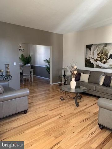 1238 KNOLL DR, York, PA 17408