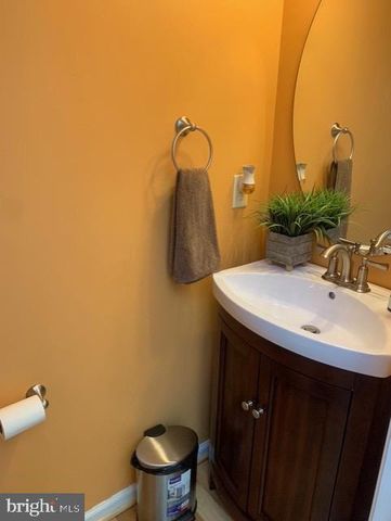 1238 KNOLL DR, York, PA 17408