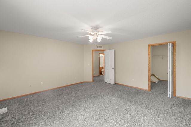 3799 Village Run Drive 511, Des Moines, IA 50317