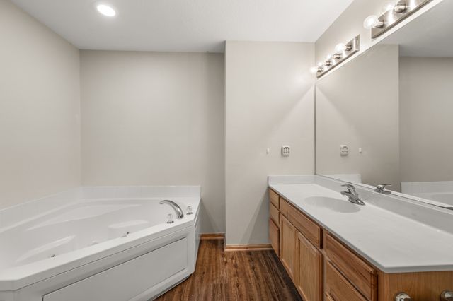 3799 Village Run Drive 511, Des Moines, IA 50317