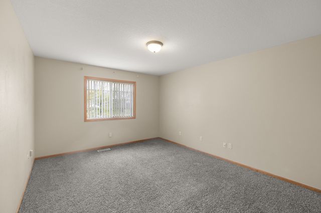 3799 Village Run Drive 511, Des Moines, IA 50317