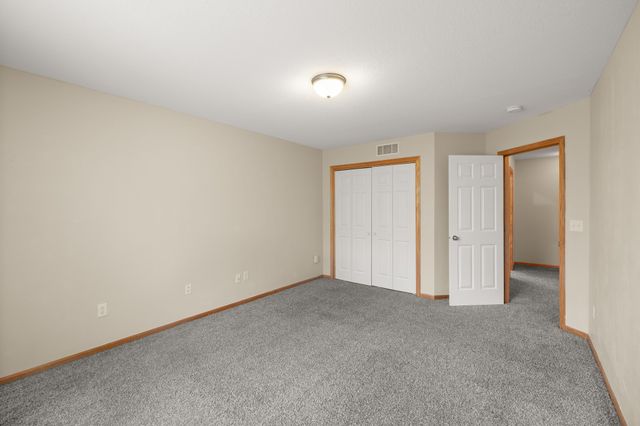 3799 Village Run Drive 511, Des Moines, IA 50317