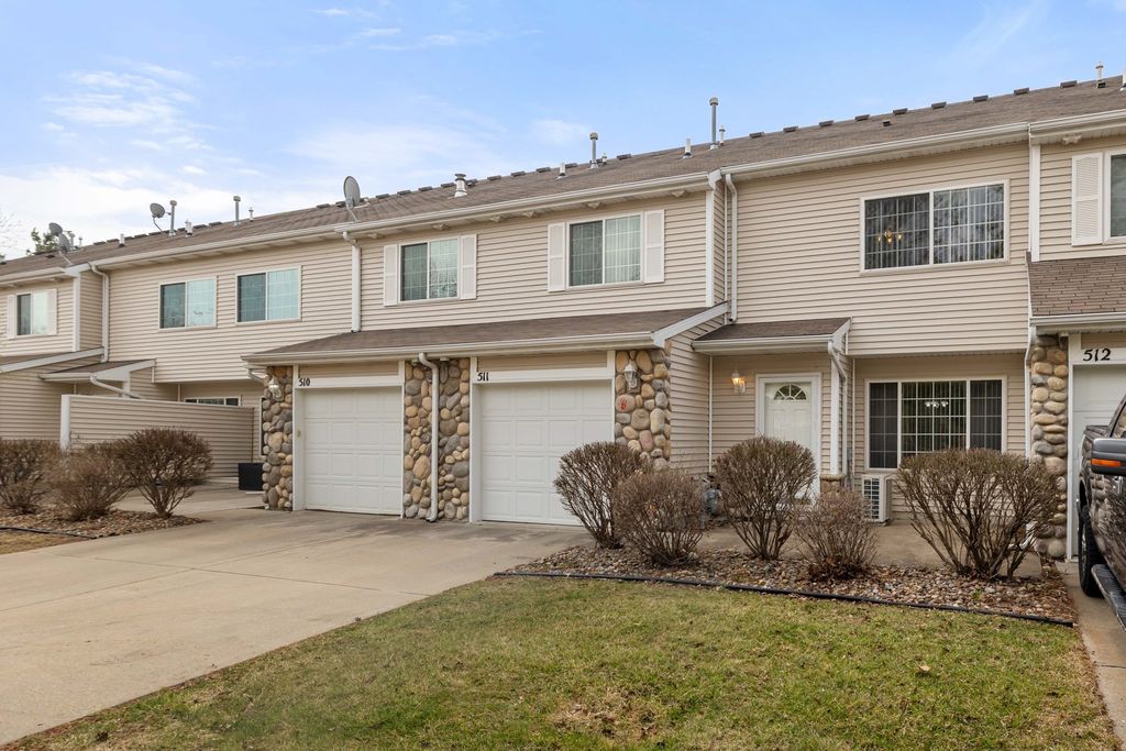 3799 Village Run Drive 511, Des Moines, IA 50317
