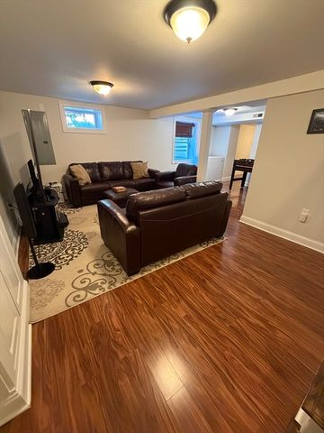 17 Cardinal St 17, Winchester, MA 01890