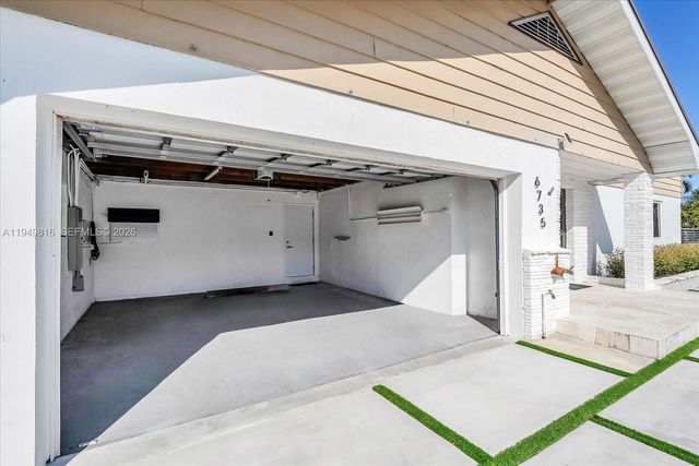 6735 SW 51st St, Miami, FL 33155