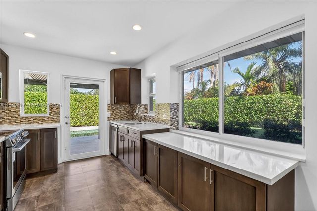 6735 SW 51st St, Miami, FL 33155