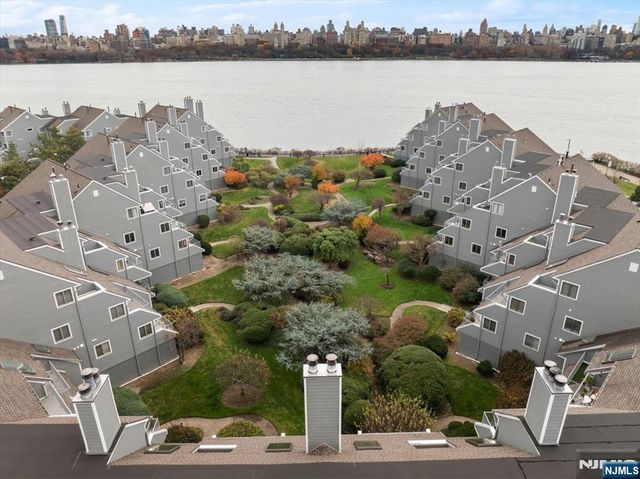 9B Cove Lane, North Bergen, NJ 07047