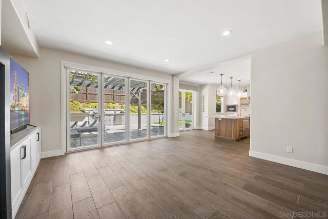 7352 Via Cresta, San Diego, CA 92129