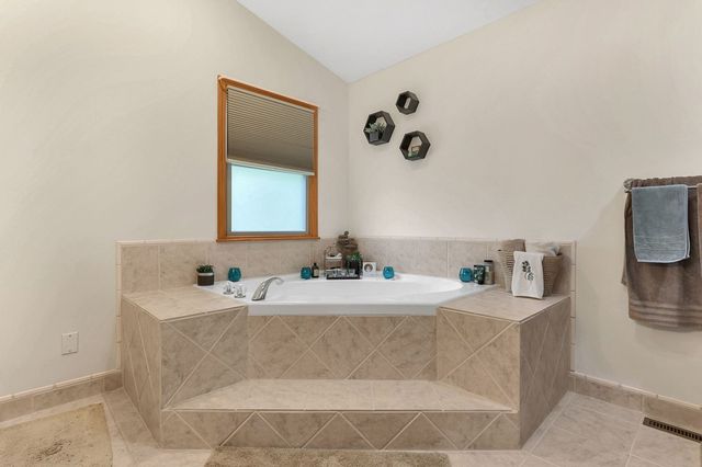 33 Longitude Drive, Mount Vernon, OH 43050