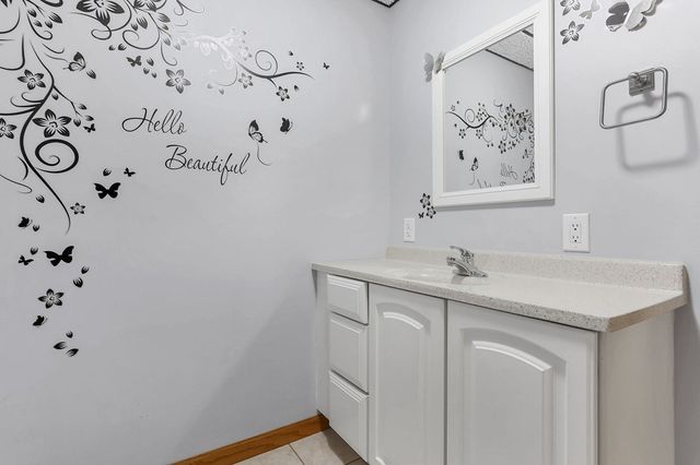 33 Longitude Drive, Mount Vernon, OH 43050