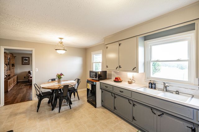 160 Blackey Bandy Rd, Bethpage, TN 37022