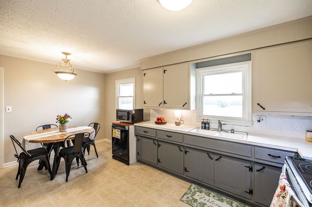 160 Blackey Bandy Rd, Bethpage, TN 37022