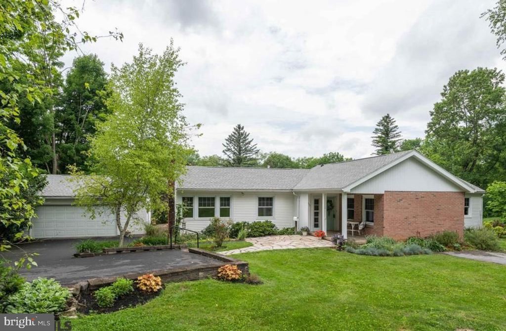 537 KEMMERER RD, State College, PA 16801
