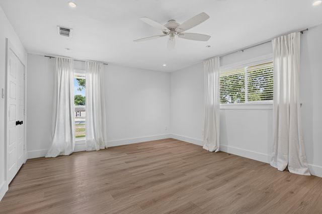 180 Trailing Oaks Drive, Double Oak, TX 75077