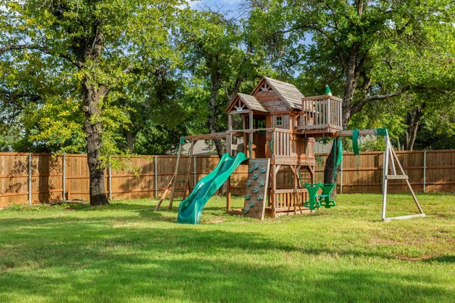 180 Trailing Oaks Drive, Double Oak, TX 75077