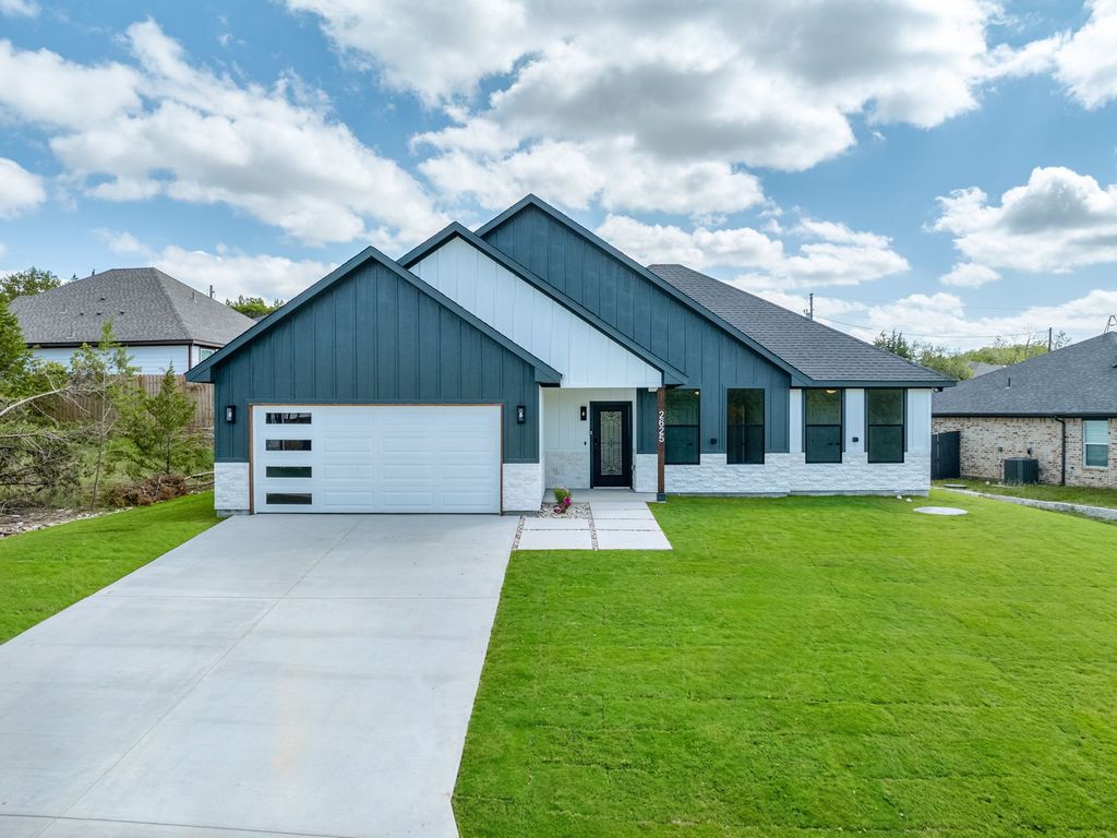 2625 White Rock Drive, Granbury, TX 76048 — exterior