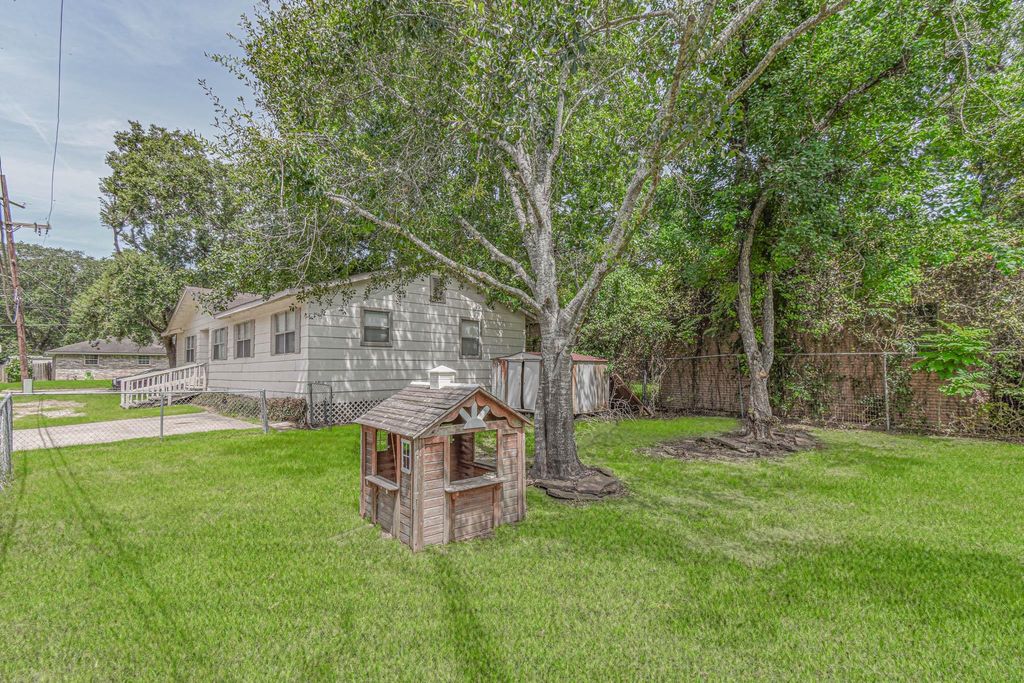 1404 N San Jacinto Street, Conroe, TX 77301