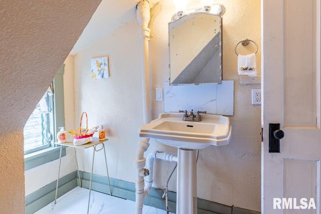 1016 E VIRGINIA Avenue, Peoria, IL 61603