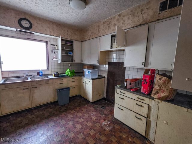 3767 E 71st Street, Cleveland, OH 44105