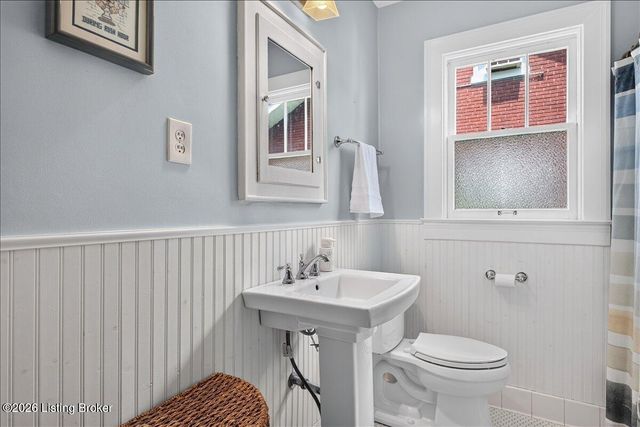 422 Fairlawn Rd, Louisville, KY 40207