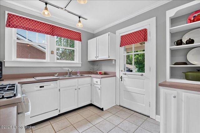 422 Fairlawn Rd, Louisville, KY 40207