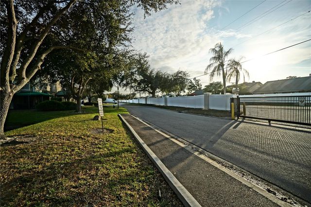 6924 LAKEVIEW COURT, Tampa, FL 33634