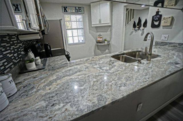 6924 LAKEVIEW COURT, Tampa, FL 33634