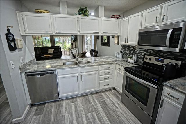 6924 LAKEVIEW COURT, Tampa, FL 33634