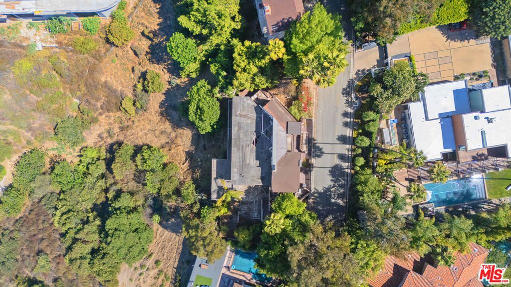 Image 5 of property listing at 837 Linda Flora Drive, Los Angeles, CA 90049