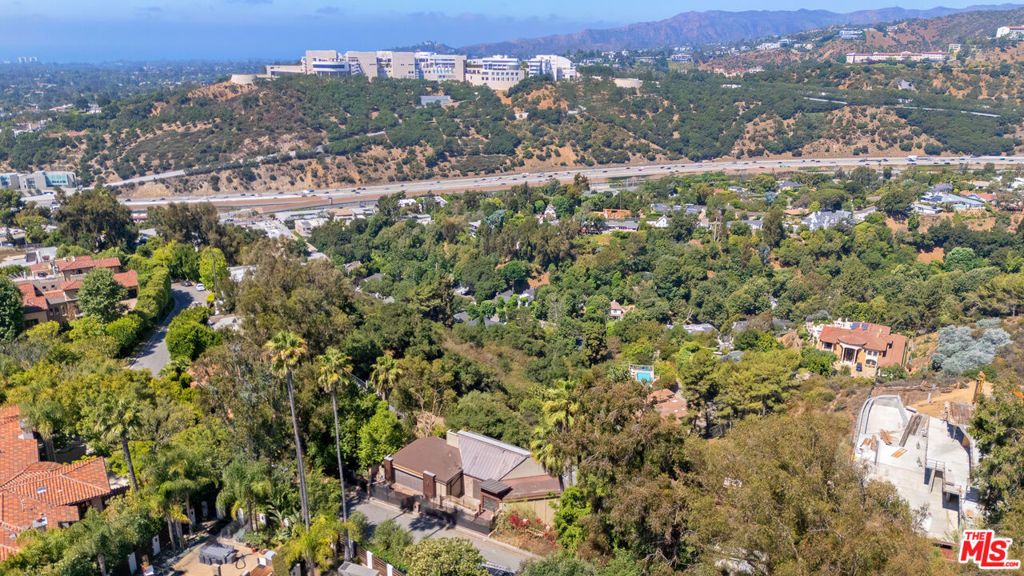 Image 6 of property listing at 837 Linda Flora Drive, Los Angeles, CA 90049