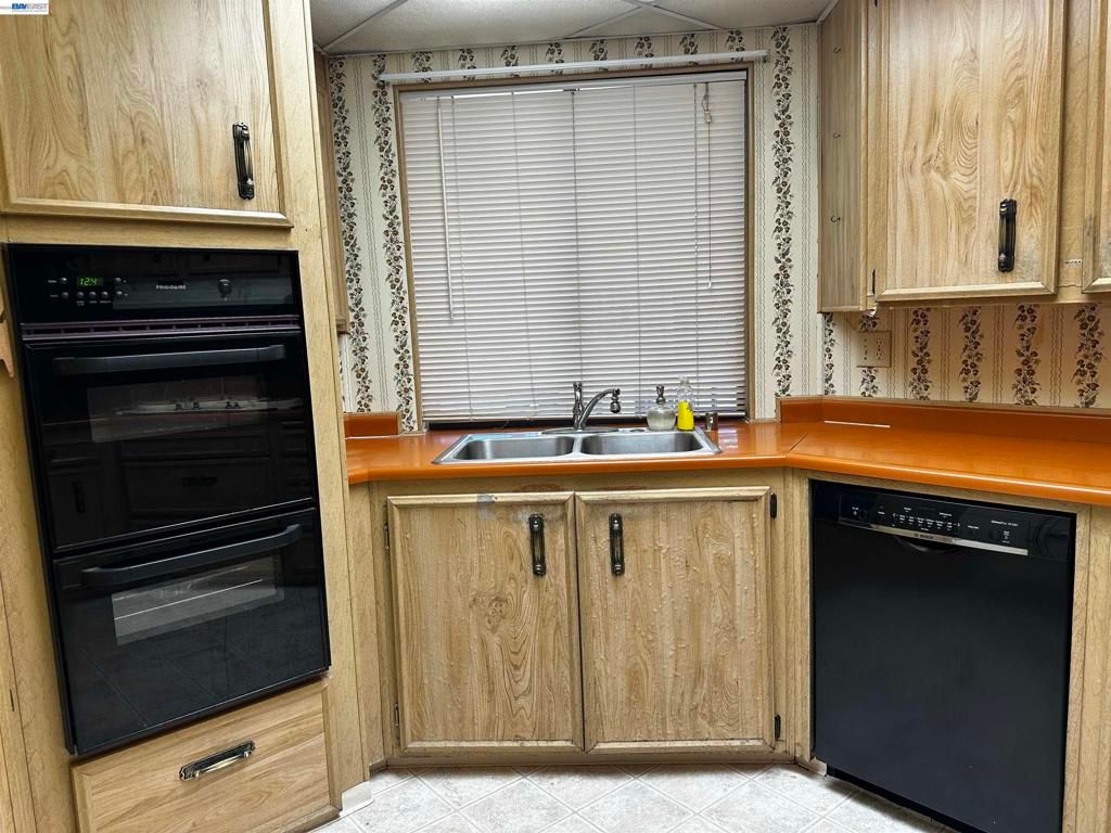 Image 12 of property listing at 29258 Whalebone Way, Hayward, CA 94544