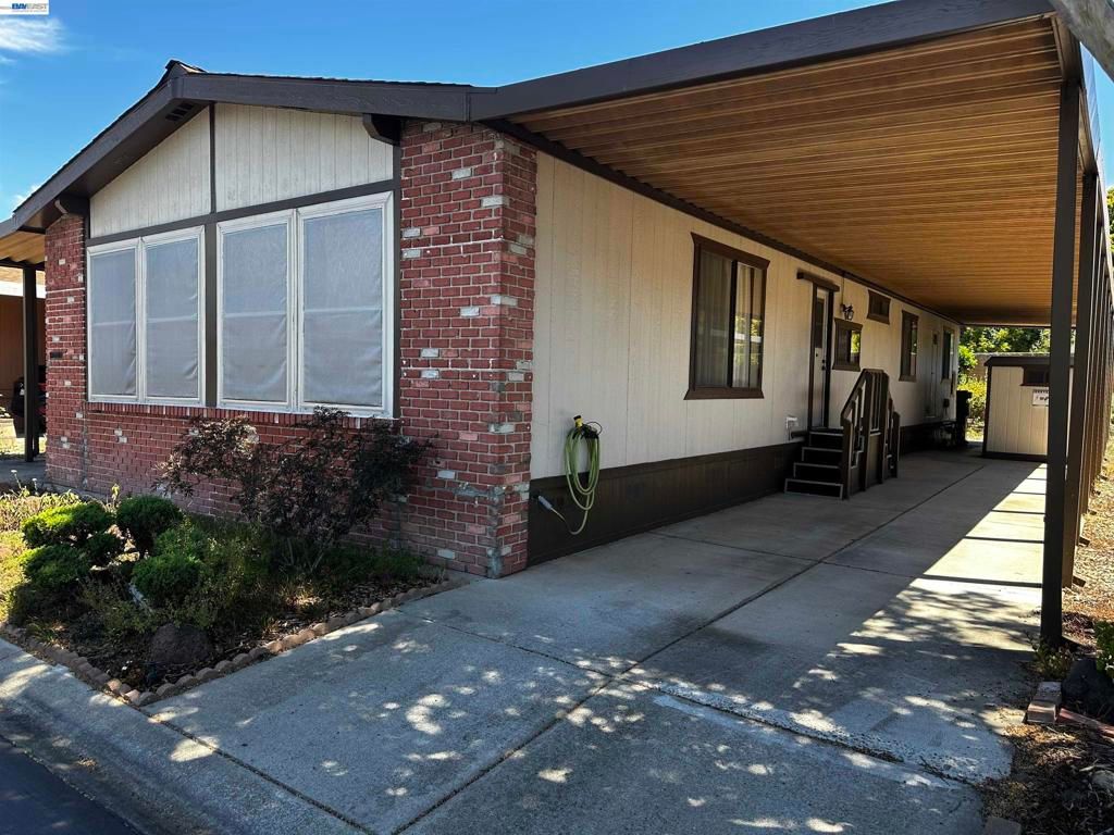 Image 2 of property listing at 29258 Whalebone Way, Hayward, CA 94544