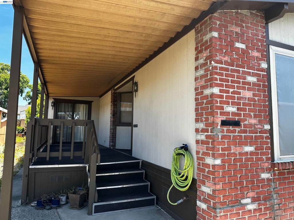 Image 3 of property listing at 29258 Whalebone Way, Hayward, CA 94544