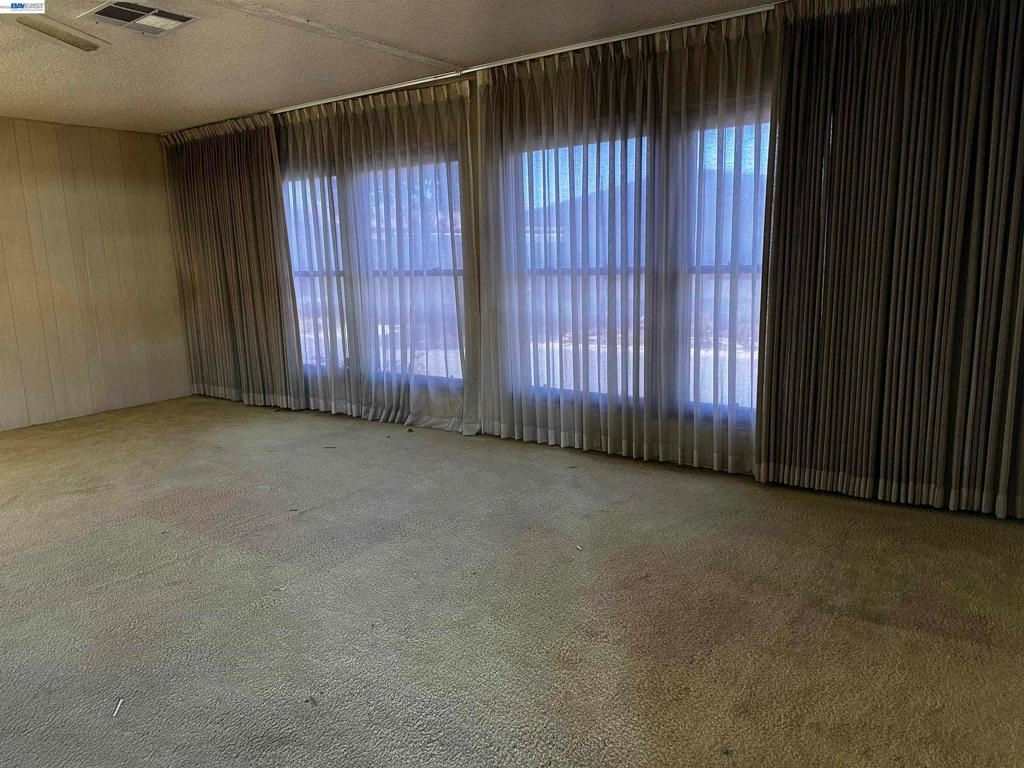 Image 5 of property listing at 29258 Whalebone Way, Hayward, CA 94544