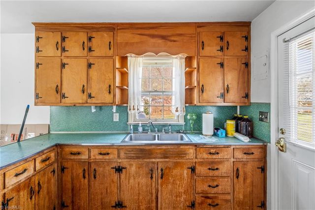 900 W Monroe Street, Mayodan, NC 27027