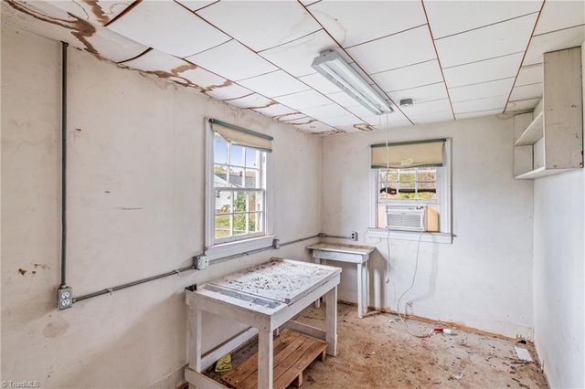 900 W Monroe Street, Mayodan, NC 27027