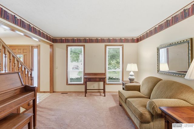 825 Valentine Lane, Papillion, NE 68046